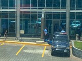 El Confidencial destacó que un camarógrafo fue trasladado en una camioneta de policías de Nicaragua cuando éstos allanaron las oficinas del periódico