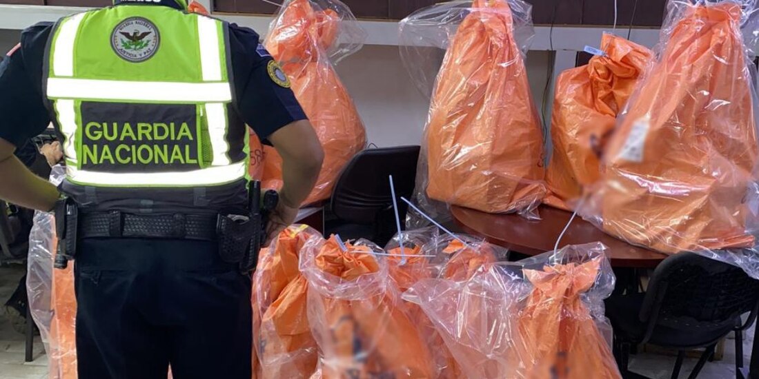 Tras un operativo en la Terminal 2 del AICM, se descubrió que el camión de valores contenía 12 bultos con divisas de 15 países, equivalentes a más de 128 mdp.