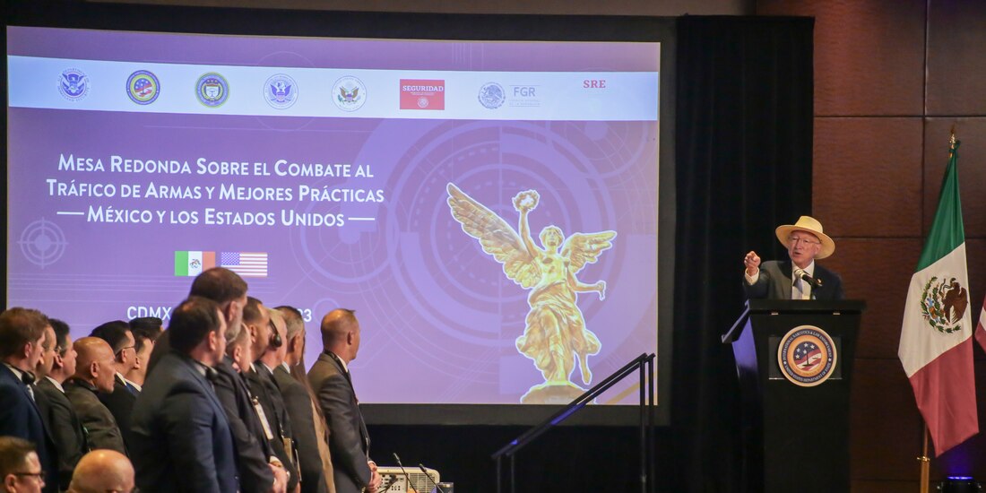 El embajador de EU en México, Ken Salazar, ayer, en un foro en la Cancillería.