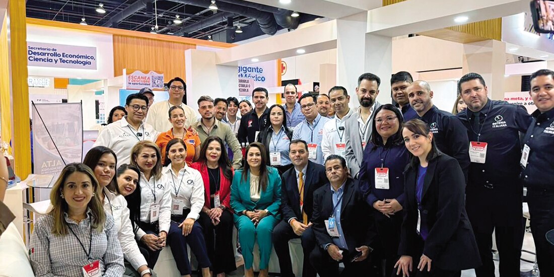 La gobernadora Tere Jiménez (c.), ayer, en el World Trade Center.