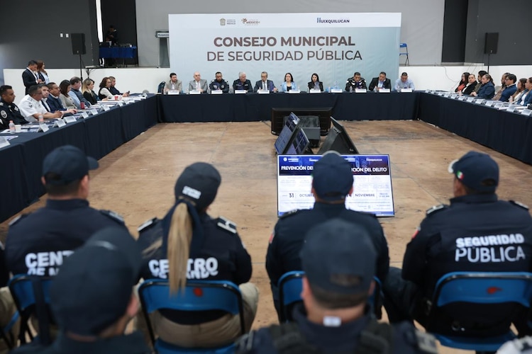 Autoridades de Huixquilucan reconocen a elementos por actos meritorios durante la Sexta Sesión del Consejo Municipal.