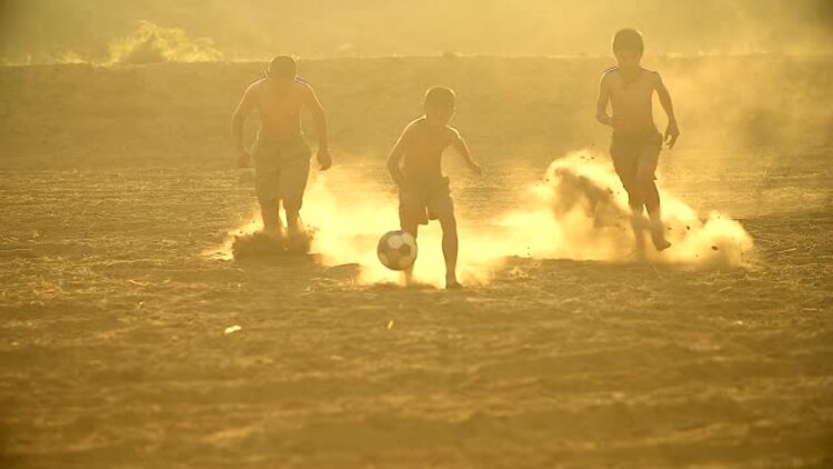 Niños jugando un partido de futbol