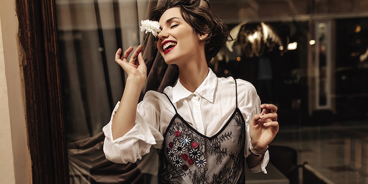 La estética deja de estar reservada para la lencería y los looks de ocasión; una de las claves es jugar con materiales opuestos, ya sea en blusas, faldas o vestidos