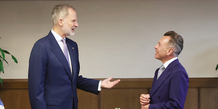 El monarca conversa con el gobernador de Jalisco, Pablo Lemus, ayer