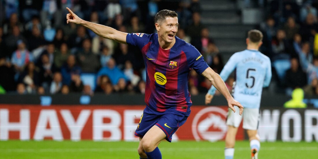 Robert Lewandowski anota triplete para la victoria del Barcelona.