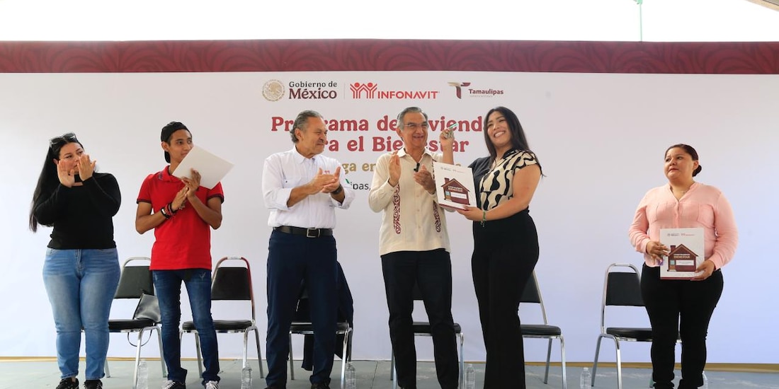 Al cetro, el director del Infonavit, Octavio Romero y el gobernador de Tamaulipas. Américo Villarreal.