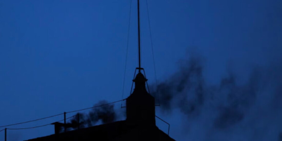 Humo negro sale de la chimenea de la Capilla Sixtina, ayer.