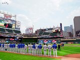 Jugadores de Minnesota Twins y Kansas City Royals guardan un minuto de silencio previo a su partido de la MLB en honor a las víctimas del 11 de septiembre de 2001.