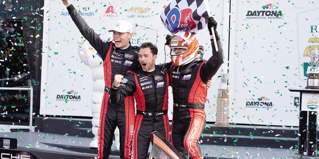 Los ganadores del equipo Penske, ayer, al celebrar su triunfo en EU.