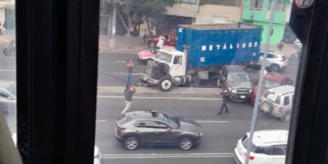 Choque múltiple en Av. Constituyentes.