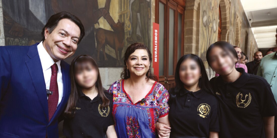 Clara Brugada y Mario Delgado, junto con tres estudiantes de bachillerato, ayer, tras la entrega de apoyos.