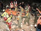 ELEMENTOS DEL EJÉRCITO Mexicano sacan de los escombros al menor, ayer.