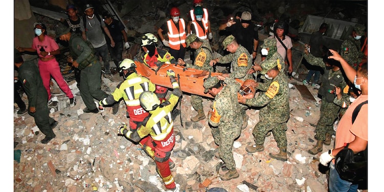 ELEMENTOS DEL EJÉRCITO Mexicano sacan de los escombros al menor, ayer.