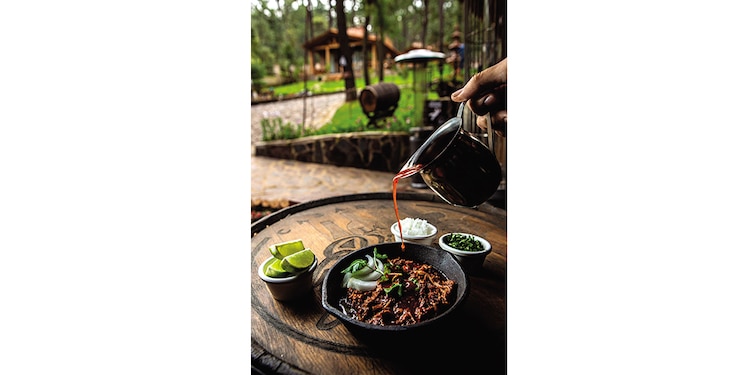 Degusta una deliciosa y tradicional birria.