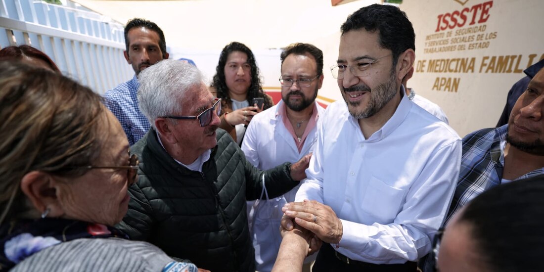 El director general del ISSSTE, Martí Batres, supervisa el abasto de medicamentos en la UMF “Tepeapulco”, Hidalgo.