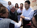 El director general del ISSSTE, Martí Batres, supervisa el abasto de medicamentos en la UMF “Tepeapulco”, Hidalgo.