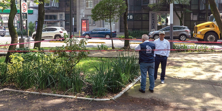 Una zona del espacio fue resguardada, pero en calles aparecieron más píldoras (der.).