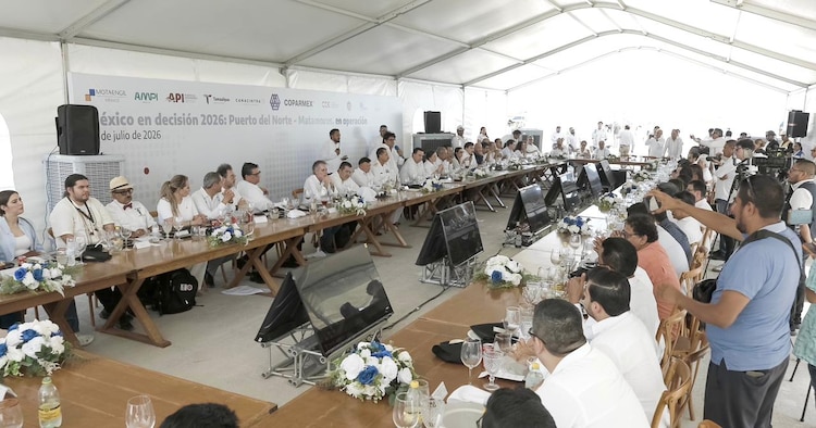 Encuentro entre el gobierno de Tamaulipas y líderes empresariales por Puerto del Norte.