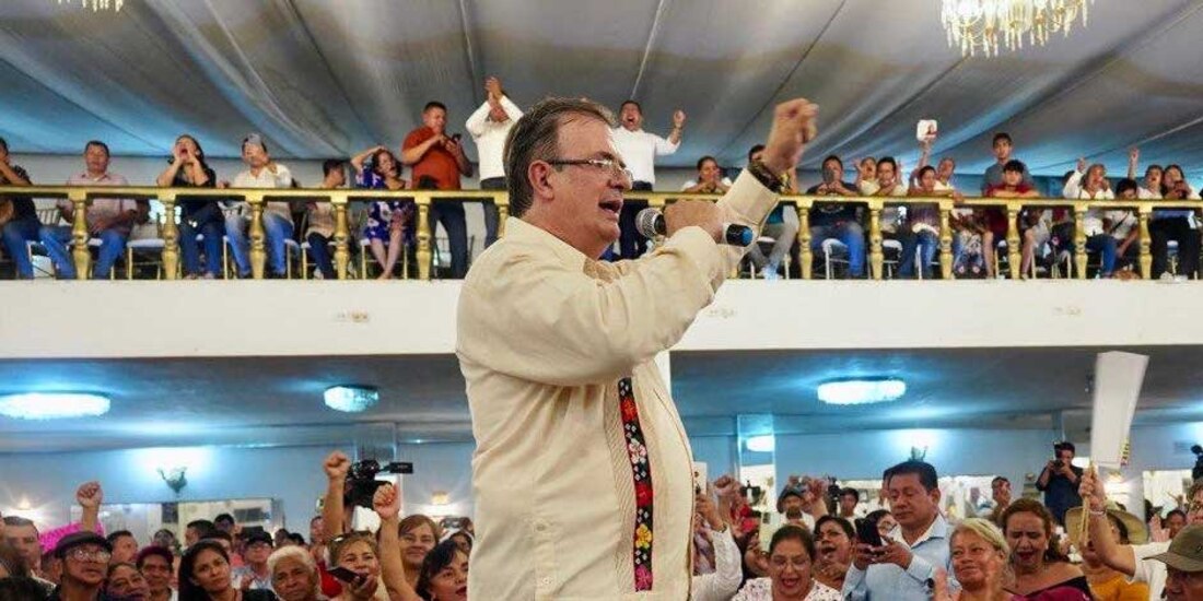 En la imagen, el aspirante a coordinar la defensa de la 4T, Marcelo Ebrard, durante una asamblea en Tabasco
