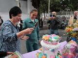 Claudia Sheinbaum en el momento de partir un pastel por su cumpleaños.