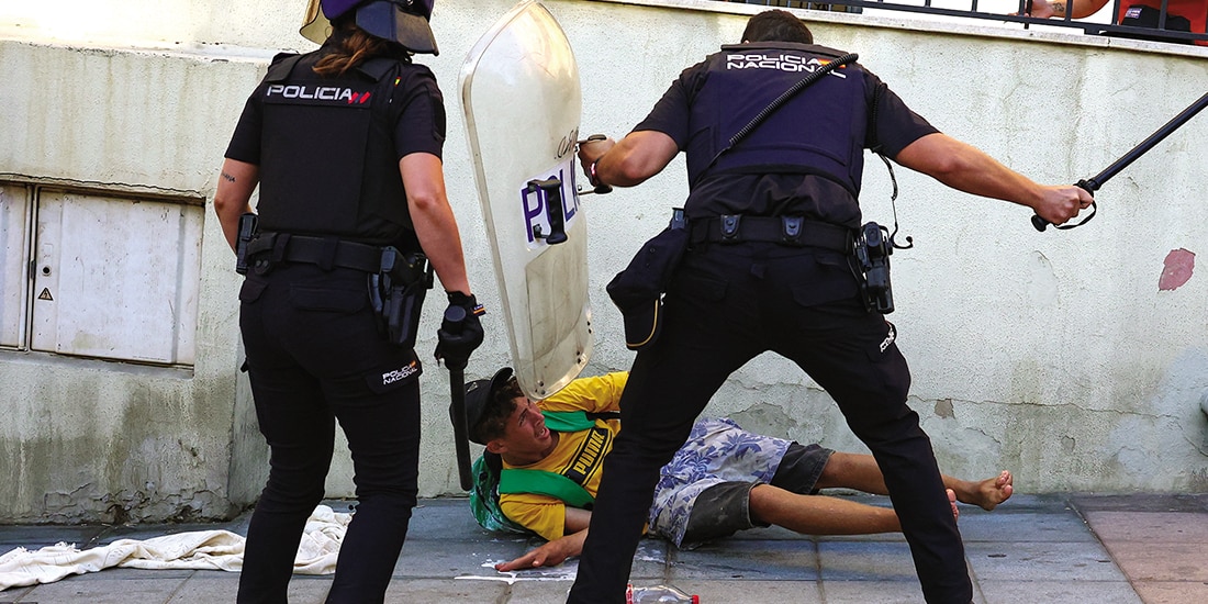 UN POLICÍA golpea a un migrante, ayer, en Ceuta.