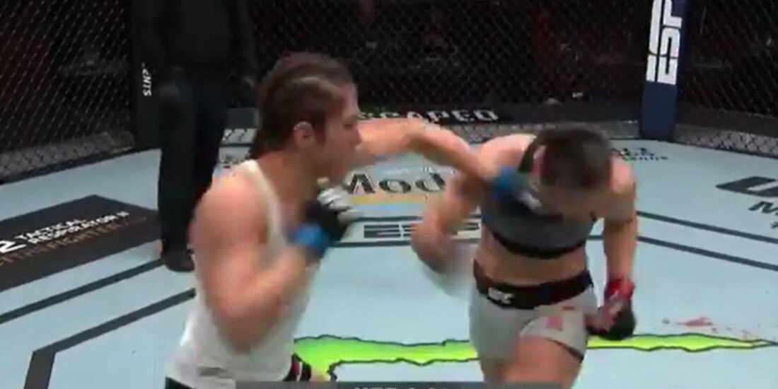 Una acción del combate entre Alexa Grasso y Maycee Barber, UFC 258