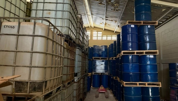 Las autoridades federales incautaron 24 mil 400 litros de metanfetamina líquida en Los Mochis.