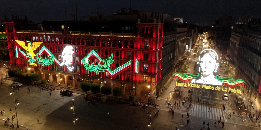 Encendido de las luminarias patrias en el Zócalo