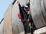 Un grupo de migrantes a bordo de un tren, en busca del llamado "sueño americano"