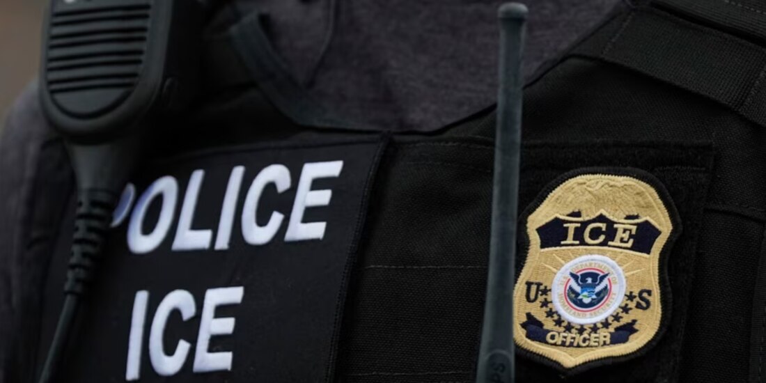 El logo del Servicio de Inmigración y Control de Aduanas de Estados Unidos, (ICE) puede verse en el uniforme de un agente el 17 de diciembre de 2024, en el distrito del Bronx de Nueva York.