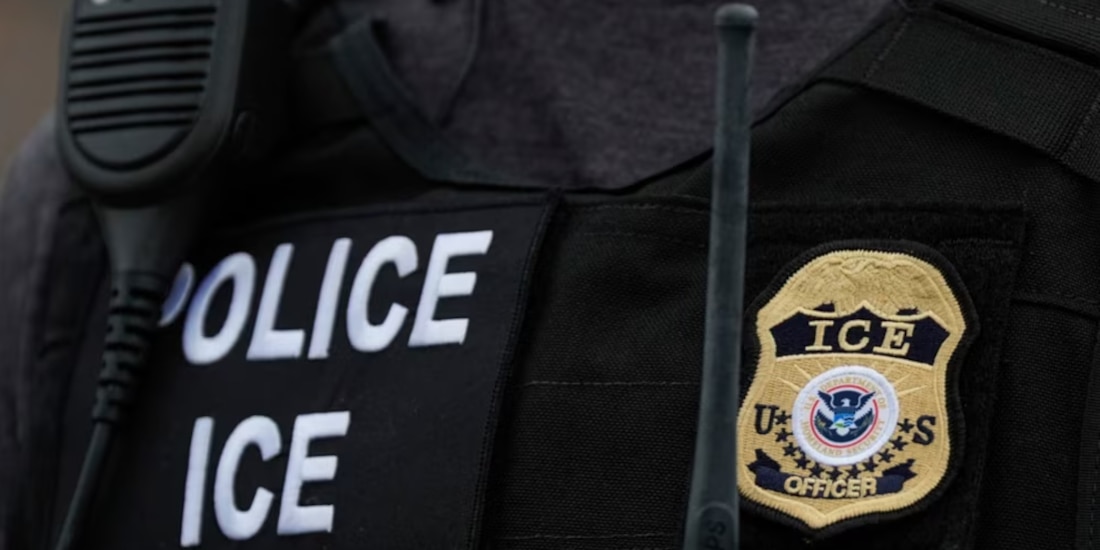 El logo del ICE en el uniforme de un agente el 17 de diciembre de 2024.