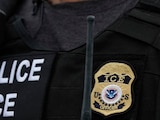 El logo del ICE en el uniforme de un agente el 17 de diciembre de 2024.