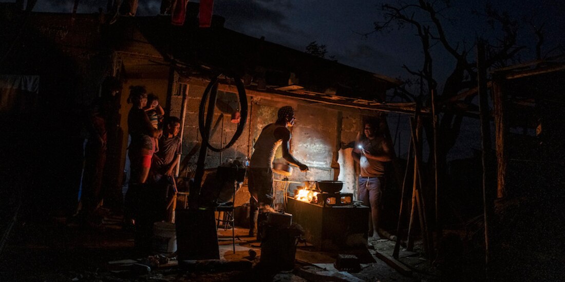 Ciudadanos aprovechan el fuego y las lámparas de celulares para alumbrarse.