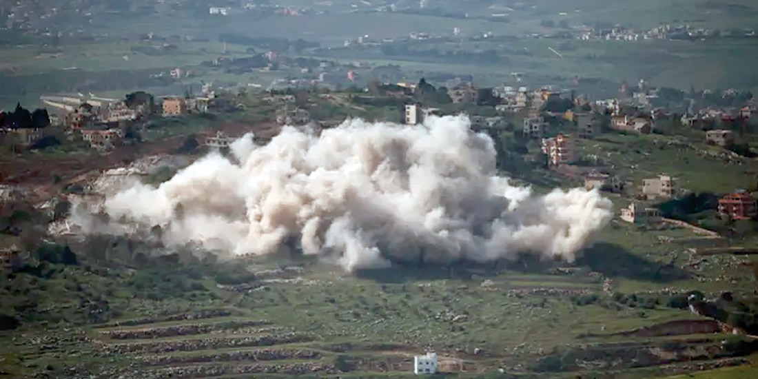 EXPLOSIONES en el sur del Líbano, cerca de la frontera con Israel, ayer.