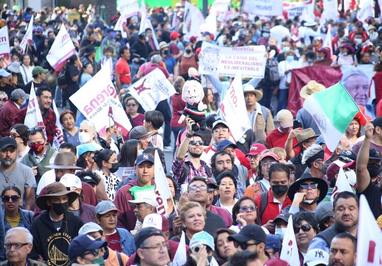 Miles de personas, algunas disfrazadas de Picachu o con "pejeluches" cantan "Cielito Lindo" durante su trayecto hacia el Zócalo;