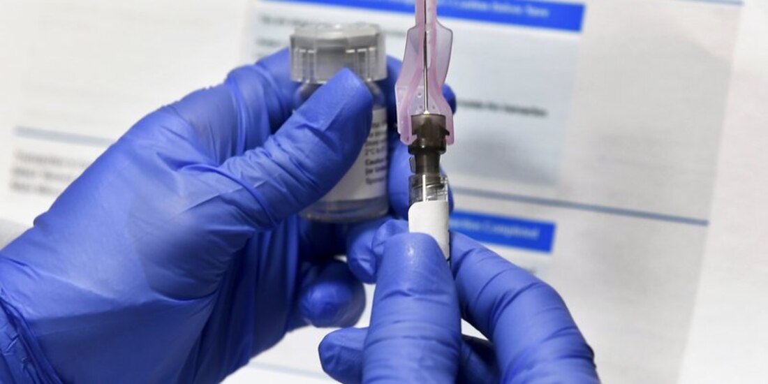 Aplicación de la vacuna contra el virus.