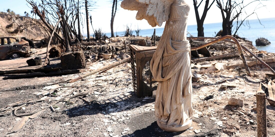 Una escultura en una casa quemada después del incendio en Malibú, California.