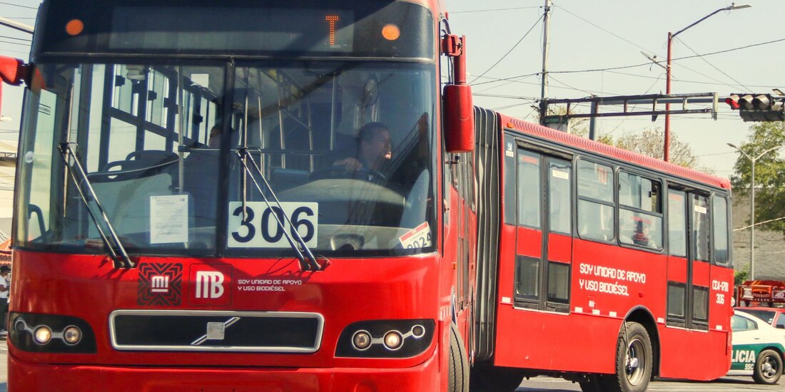 ¡Toma precauciones! El Metrobús suspenderá servicio en algunas estaciones por marcha zombie.