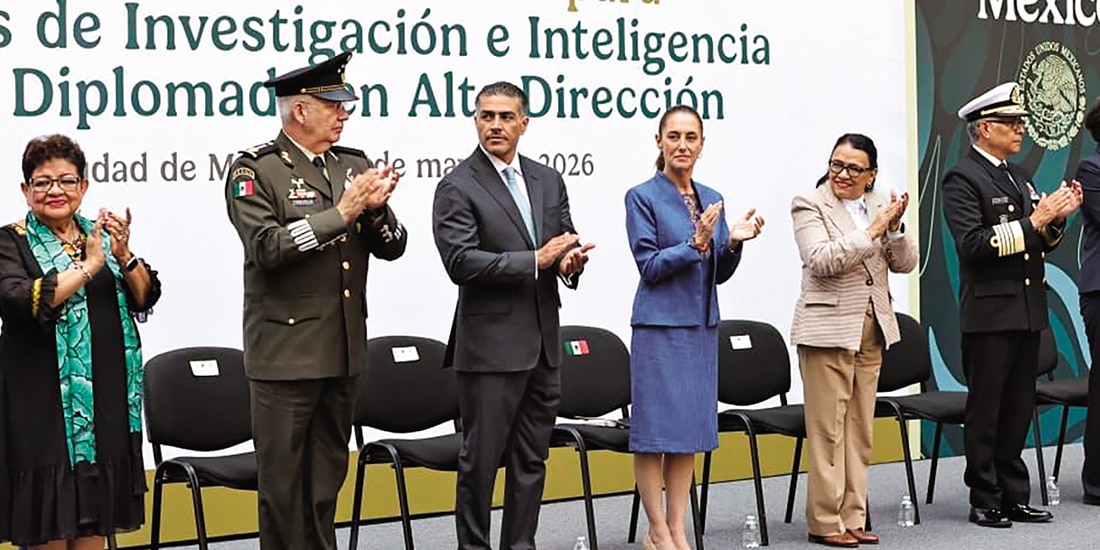 La presidenta encabeza la graduación de los elementos policiales, ayer.