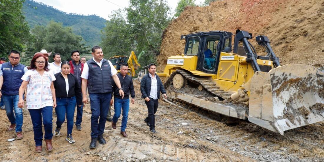 Gobierno de Puebla abre caminos afectados por deslaves en Eloxochitlán.