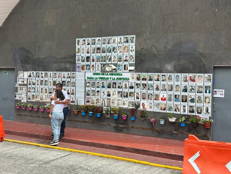 Familiares de personas desaparecidas durante una protesta en el CAIBP, el 23 de junio de 2026.