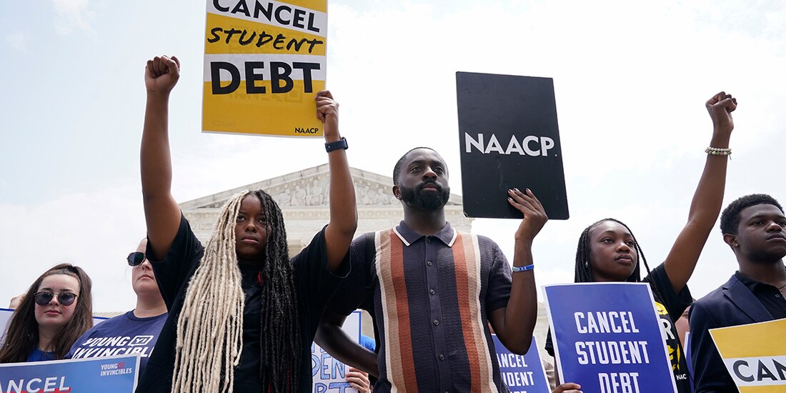 Manifestantes protestaron ayer, afuera de la Corte Suprema de EU.
