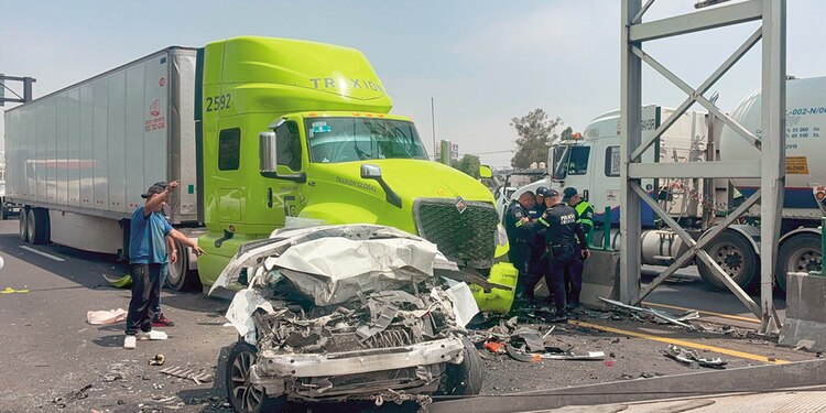 DOS VEHÍCULOS particulares impactados por el tráiler sin control, de siete siniestrados en el percance.