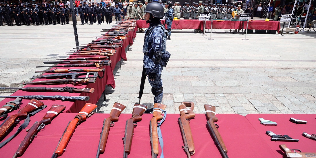 Un total de 451 armas largas y 7 mil 500 cartuchos, decomisados o entregados de manera voluntaria, fueron destruidos por la Secretaría de la Defensa Nacional. El acto formó parte de la iniciativa "Sí al desarme. Sí a la paz".