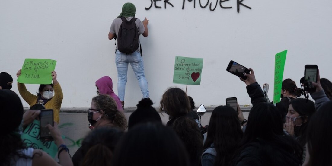 Activistas de todo el país se agruparon en las principales ciudades, ayer, desde Tuxtla Gutiérrez hasta San Luis Potosí y desde Morelia a Orizaba, para exigir a sus autoridades que despenalicen el aborto y que impulsen acciones reales contra la violencia hacia las mujeres y frenar la ola de feminicidios.