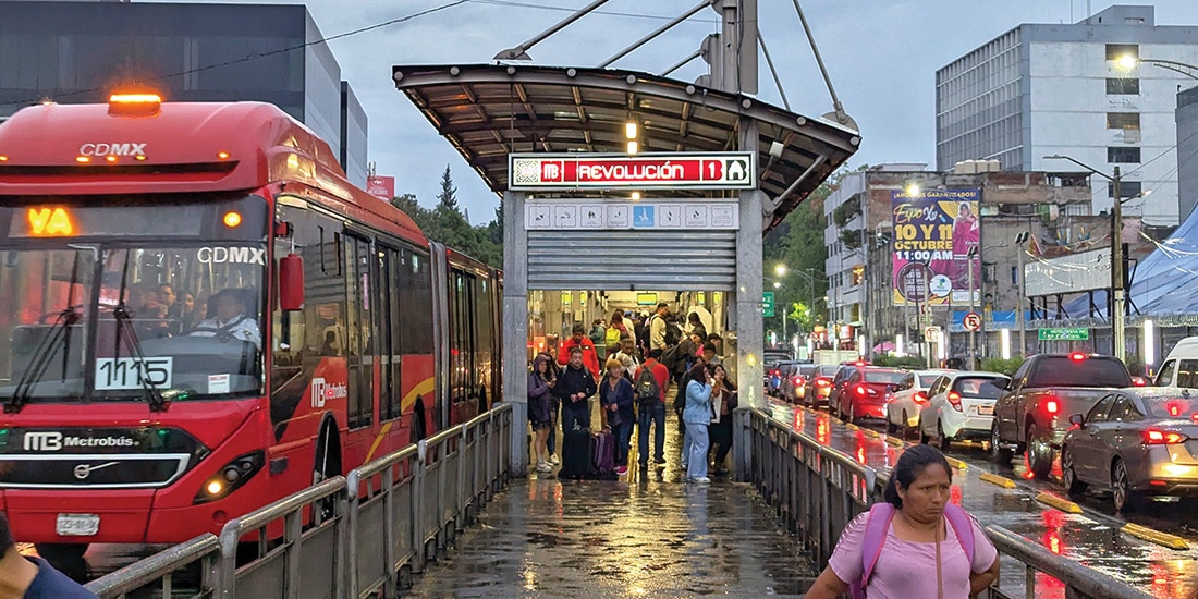 Pasajeros de la Línea 1 del Metrobús se resguardan de la lluviaa, ayer.
