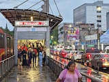 Pasajeros de la Línea 1 del Metrobús se resguardan de la lluviaa, ayer.