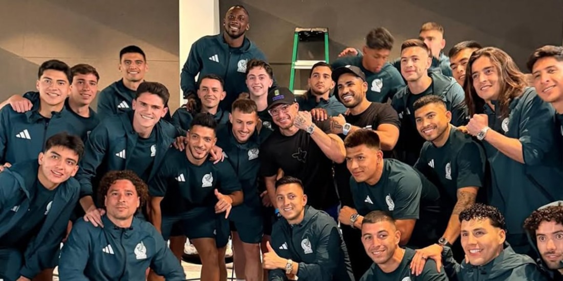La Selección Mexicana posando con el influencer SteveWillDoIt .