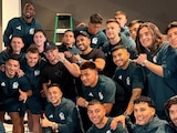 La Selección Mexicana posando con el influencer SteveWillDoIt .