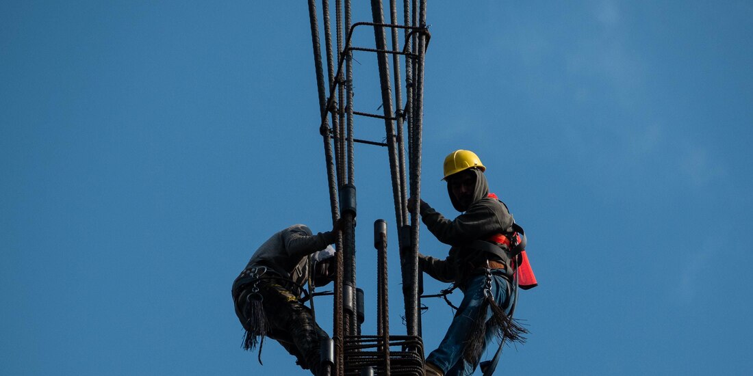 Un par de trabajadores de la construcción, en un edificio de la CDMX, en foto de archivo.